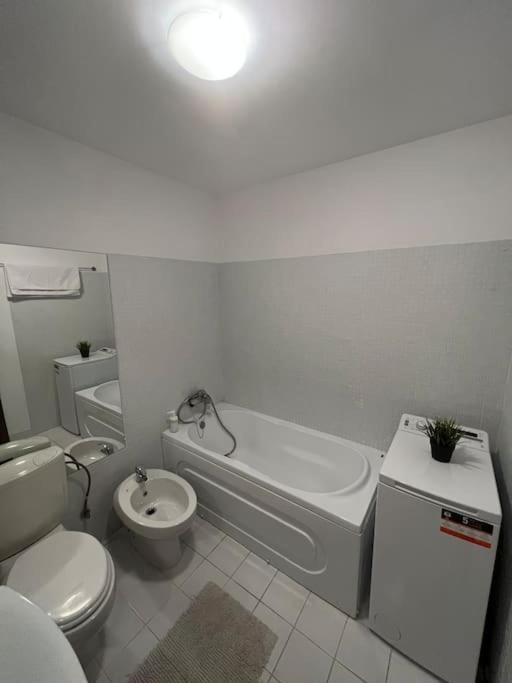 Lovely Apartment In Villa In Бухарест Экстерьер фото