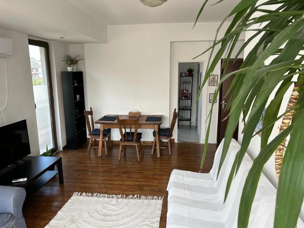 Lovely Apartment In Villa In Бухарест Экстерьер фото